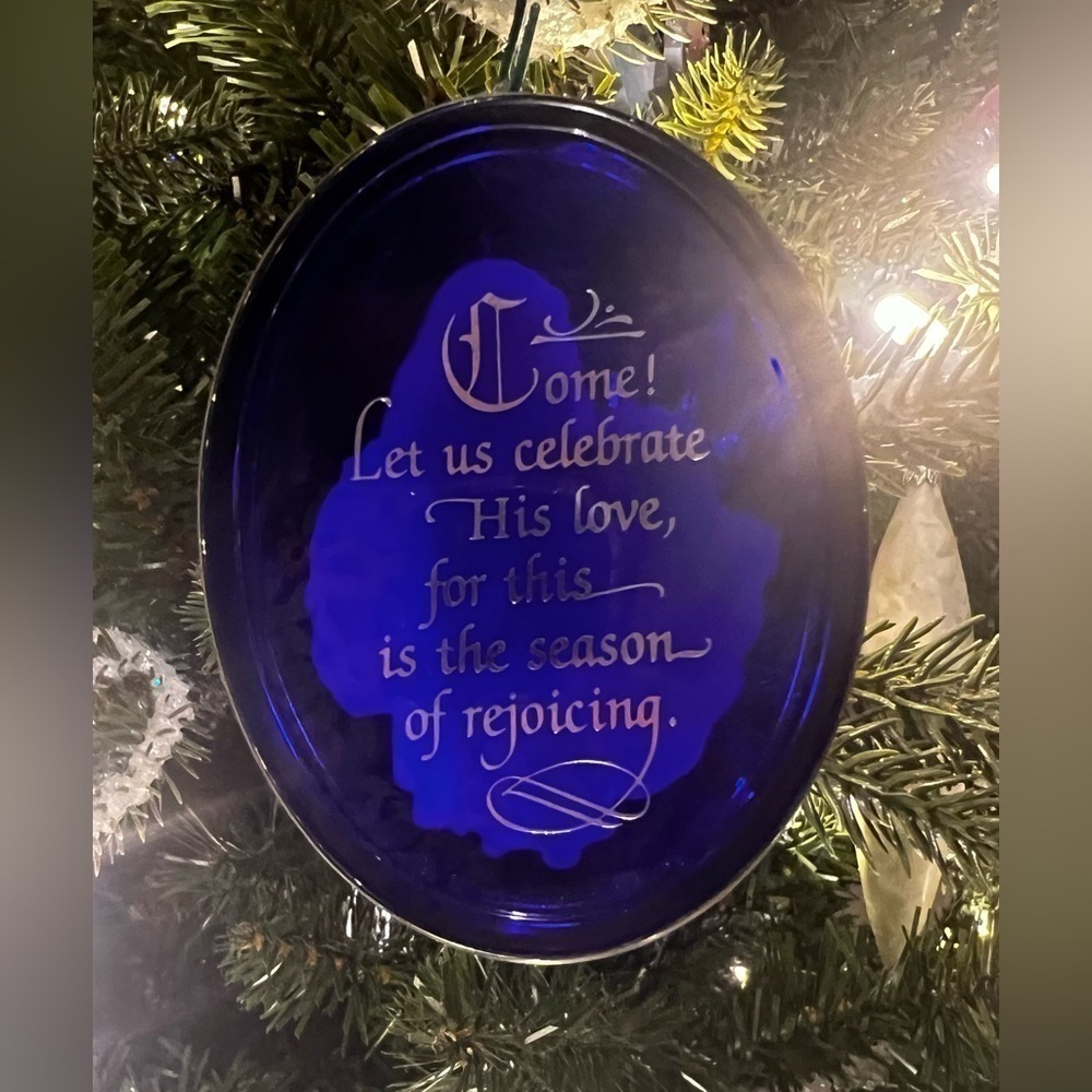 Hallmark Vintage Ornament - Mother and Child from 1983. Original box included. - Picture 2 of 6